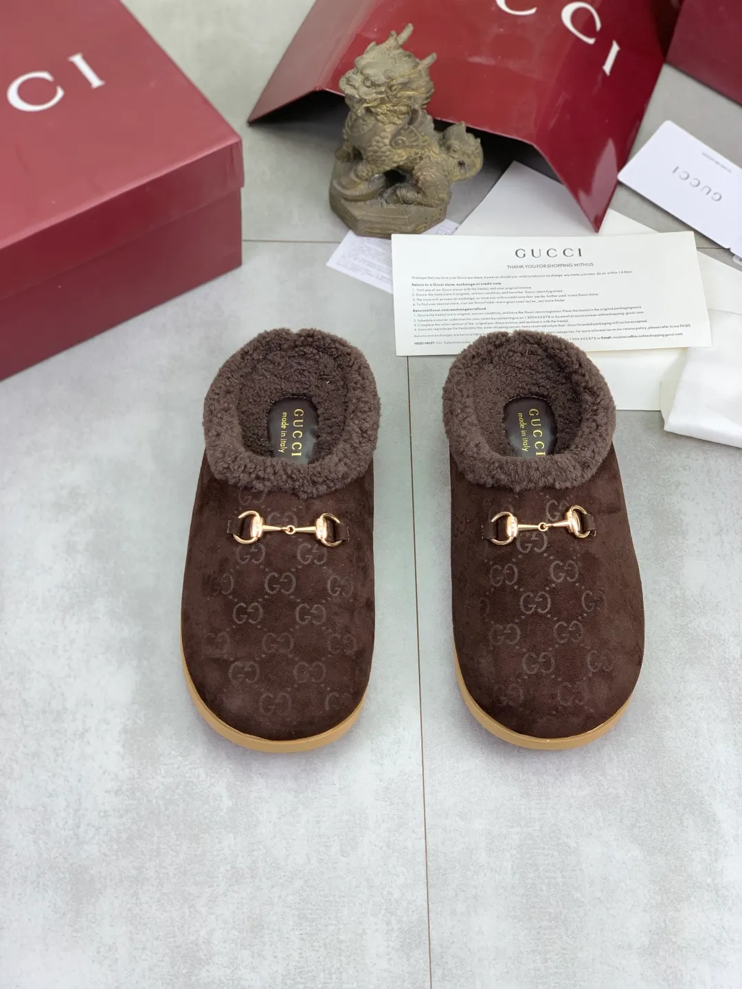 Men's shoes 💰P400 [New style] 💰 Women's half-flop 🆘 "Real wool" [GUCCI] 👉 Popular men's shoes official website synchronization 🔰 Quality [proud] is not comparable to the imitations in the general market 🌀 The upper is imported Italian frosted cowhide, and the lining: foot pad 🅰️ grade 🐑 real wool 👻 Only Grade A can show the effect The hand feels smooth and delicate 🔱The shoe shape is grand, only the factory can achieve it 🎄The perfect toughness of the original outsole 👻⬛️Only allows customers to bid farewell to one-time consumption. Real wool lining, super warm. 2️⃣Colors available Sizes: 35-44